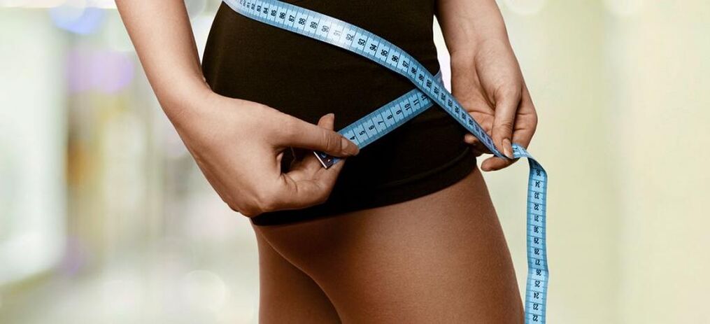 Една жена записва резултатите от ефективната загуба на тегло