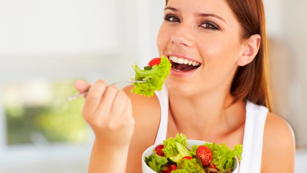 яденето на зелена салата на мързелива диета